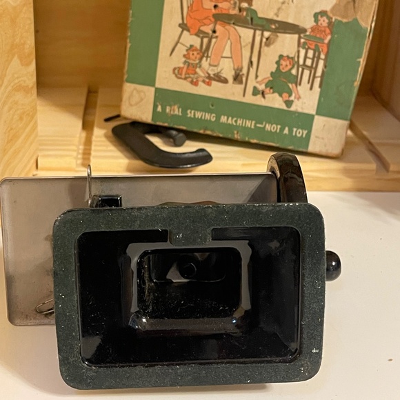 Vintage 1950s Singer Child’s Sewing Machine Model No. 20 w/ Original Box & Clamp - Picture 4 of 10